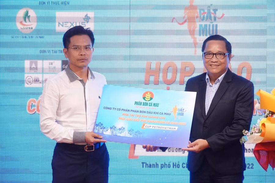 Đại diện PVCFC trao tài trợ cho giải.