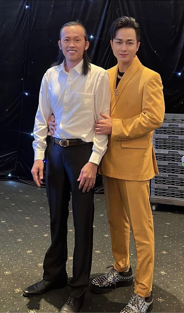 Hoài Linh chụp ảnh cùng con trai ruột Võ Thành Vinh khi tham gia sự kiện mới đây.
