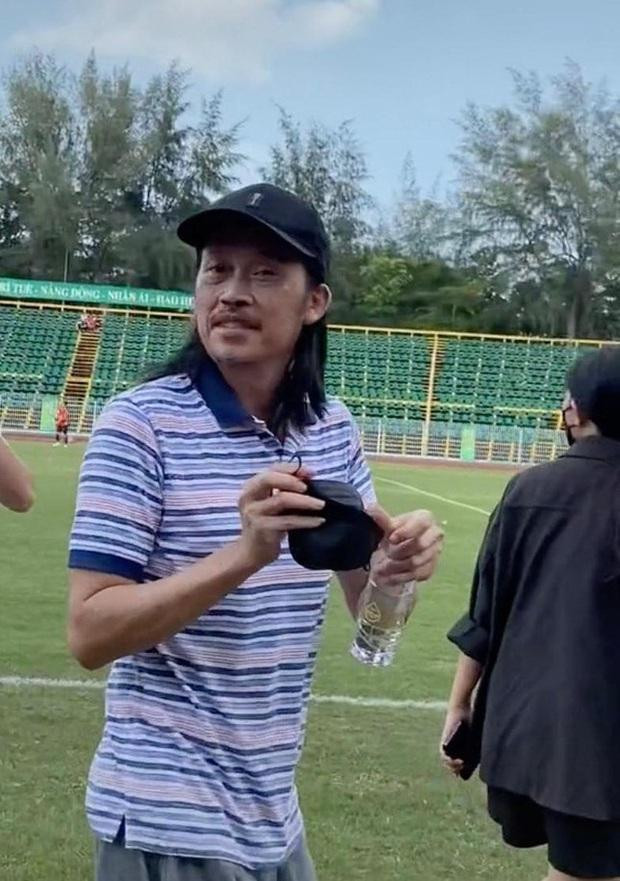 Hoài Linh lộ diện với khuôn mặt hốc hác, già nua hồi tháng 5 tại sân bóng ở Cần Thơ.