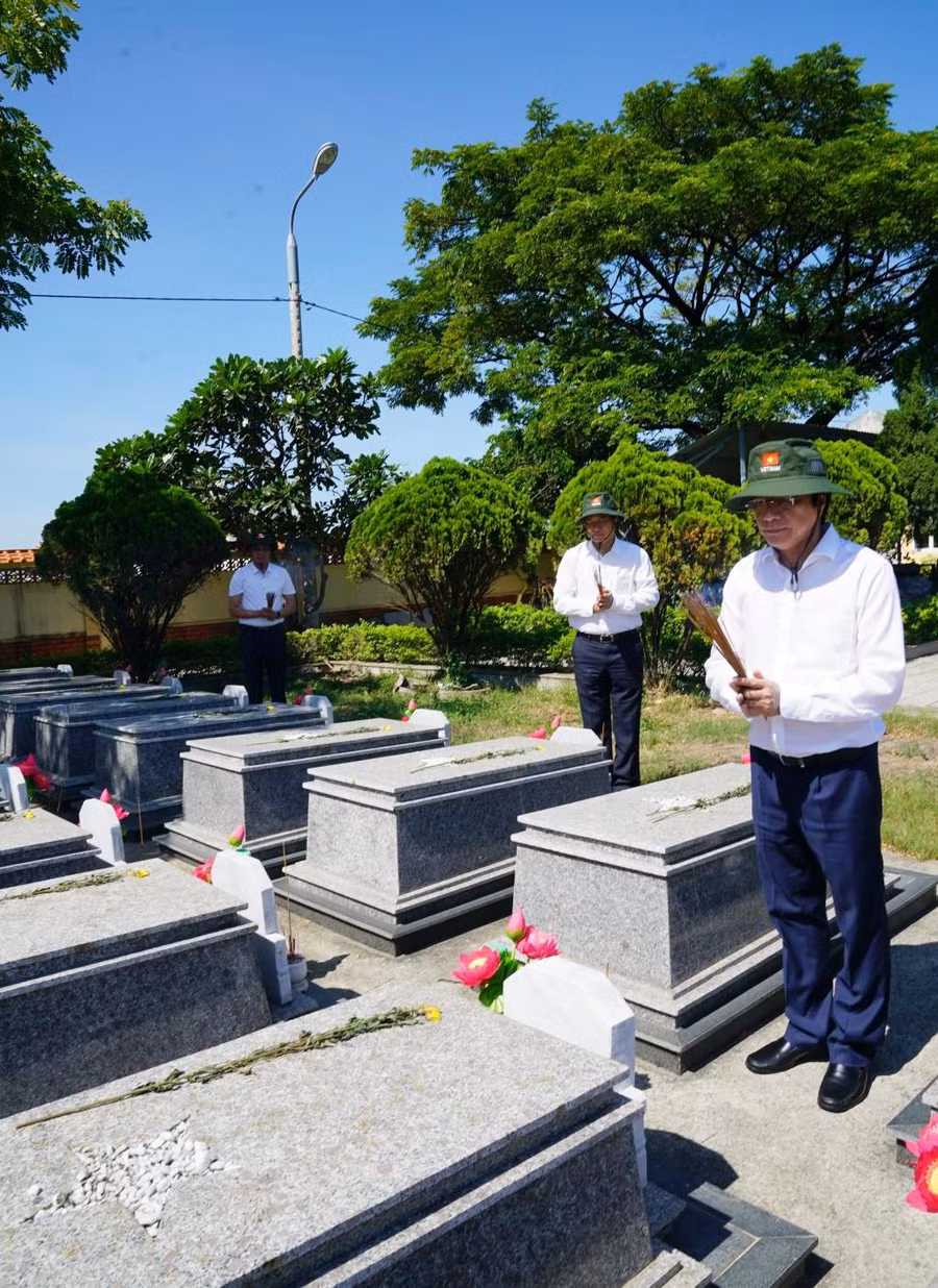 Đoàn cán bộ PV GAS thắp những nén nhang thơm tưởng nhớ trước từng mộ phần của các anh hùng liệt sỹ