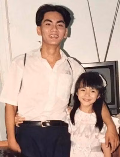 Tăng Thanh Hà khoe ảnh bên anh trai lúc bảy tuổi. Ảnh: TTH.