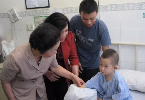 Phó Chủ tịch nước Nguyễn Thị Doan đến từng giường bệnh thăm hỏi, động viên từng bệnh nhi đang điều trị tại bệnh viện.