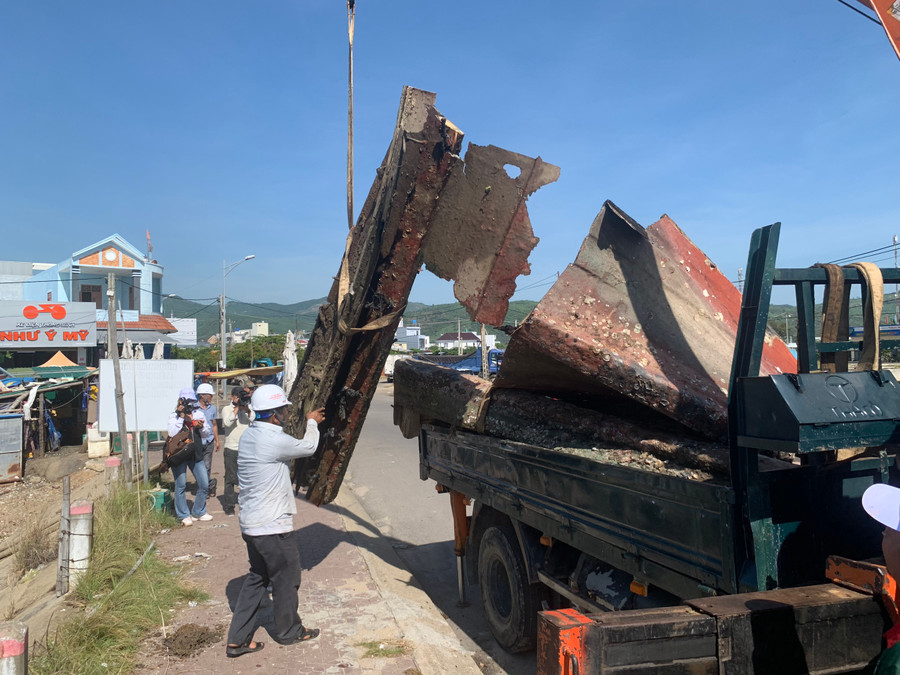 Lực lượng chức năng thu dọn xác tàu đắm trong khu vực cảng. Lực lượng chức năng thu dọn xác tàu đắm trong khu vực cảng.