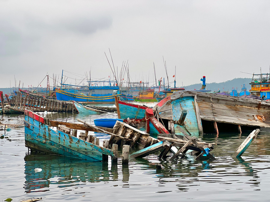 Những xác tàu trong khu vực cảng Sa Huỳnh trước khi được dọn sạch. Những xác tàu trong khu vực cảng Sa Huỳnh trước khi được dọn sạch.