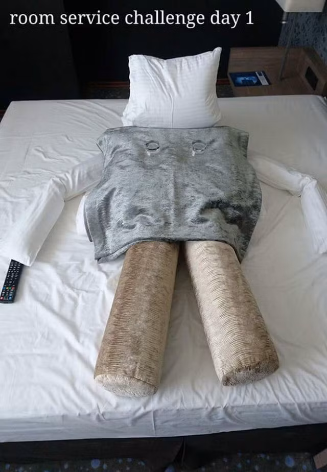 Vì quá nhàm chán, vị khách nam đã dùng chăn gối để sắp xếp lại hình thù thú vị trên giường