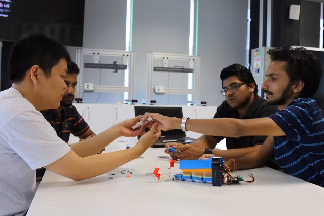 Nhóm sinh viên RMIT Việt Nam tham gia dự án làm tay điện cho người khuyết tật.