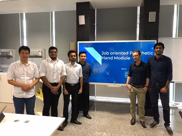 Các bạn sinh viên RMIT Việt Nam được chọn thực hiện dự án “Bàn tay Robot” Uplift. Các bạn sinh viên RMIT Việt Nam được chọn thực hiện dự án “Bàn tay Robot” Uplift.