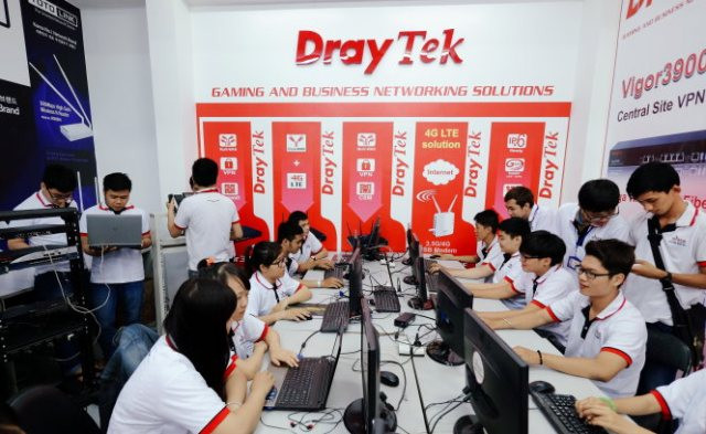 Sinh viên Trường an ninh mạng Ispace đang thực hành trên môi trường và không gian mạng thực tế Sinh viên Trường an ninh mạng Ispace đang thực hành trên môi trường và không gian mạng thực tế