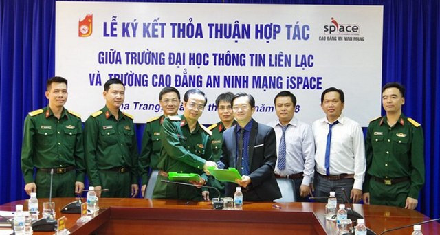 Th.s Nguyễn Hoàng Anh- áo vest đen trong một lễ ký kết hợp tác với Đh Thông tin liên lạc