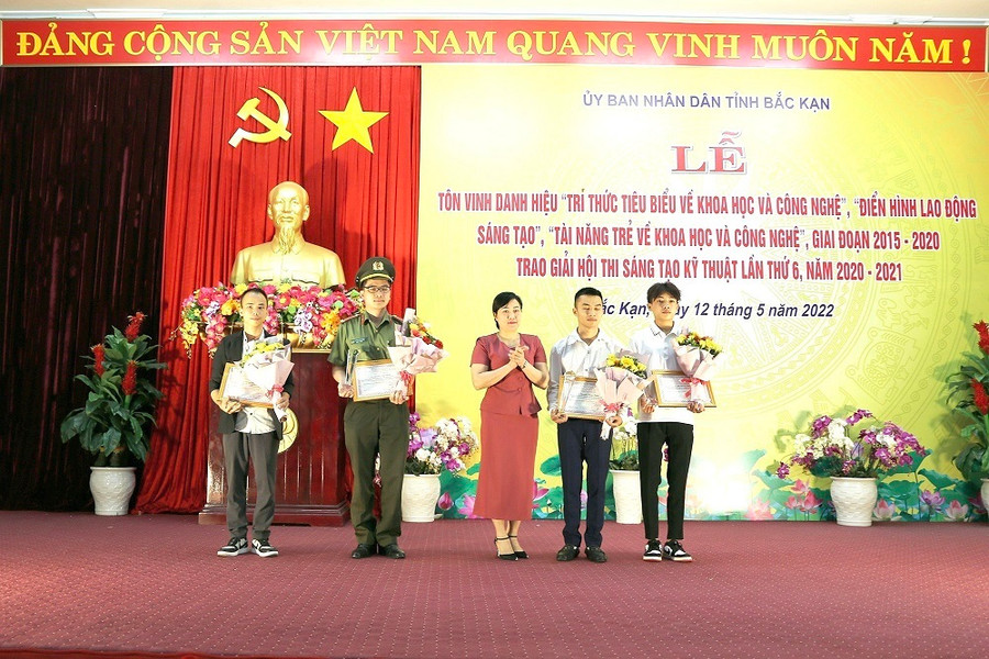 Thầy giáo Nguyễn Trung Tuyền (thứ hai từ phải sang) nhiều năm liền hướng dẫn và giúp học sinh đạt giải cao tại các cuộc thi ứng dụng công nghệ thông tin, sáng tạo kỹ thuật.