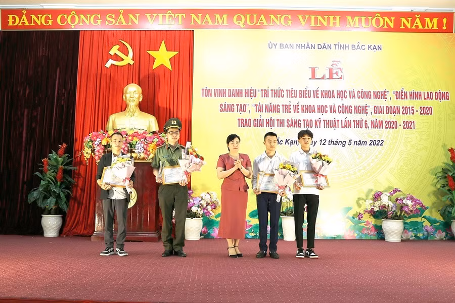 Thầy giáo Nguyễn Trung Tuyền (thứ hai từ phải sang) nhiều năm liền hướng dẫn và giúp học sinh đạt giải cao tại các cuộc thi ứng dụng công nghệ thông tin, sáng tạo kỹ thuật.