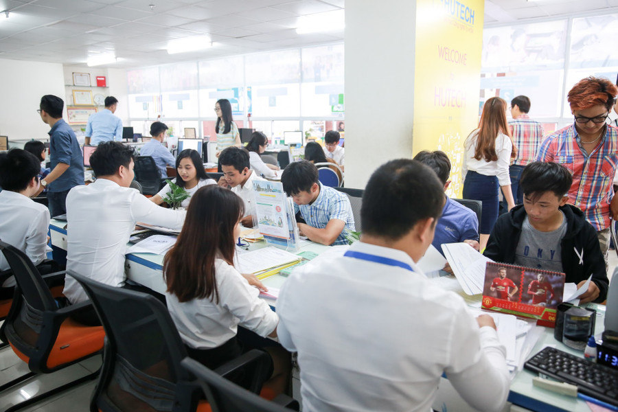 Đông đảo phụ huynh và học sinh đến nộp hồ sơ tại HUTECH