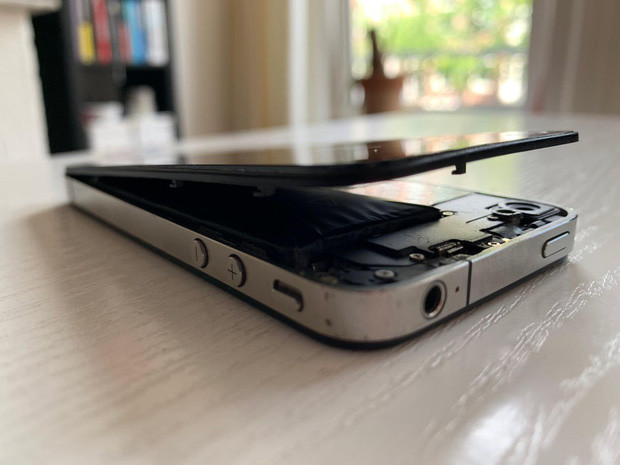 Vứt iPhone cũ trong tủ không dùng, tưởng chừng vô hại để rồi tá hỏa vì cái kết đáng sợ khôn lường-1