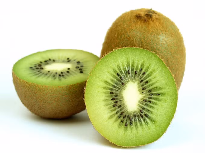 Quả kiwi cùng với sữa chua không đường để cung cấp đủ vitamin C.