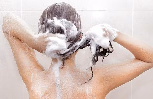 4 sai lầm khi gội đầu cần phải sửa ngay nếu không muốn mái tóc cứ mãi hư tổn - Ảnh 2.