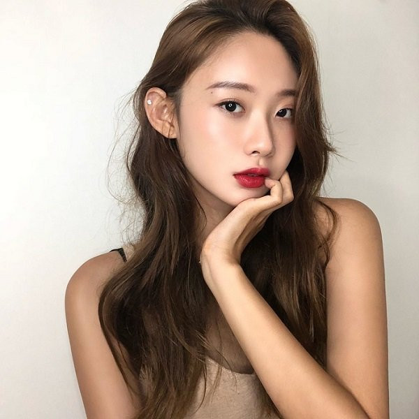 10 bước giúp lớp trang điểm không trôi dẫu mồ hôi đầm đìa ảnh 2 mo hoi dam dia nhung lop trang diem van nguyen xi neu thuc hien 10 buoc sau - 3
