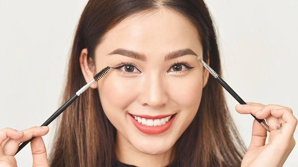 10 bước giúp lớp trang điểm không trôi dẫu mồ hôi đầm đìa ảnh 4 mo hoi dam dia nhung lop trang diem van nguyen xi neu thuc hien 10 buoc sau - 5