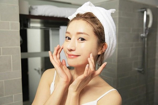 10 bước giúp lớp trang điểm không trôi dẫu mồ hôi đầm đìa ảnh 1 mo hoi dam dia nhung lop trang diem van nguyen xi neu thuc hien 10 buoc sau - 1