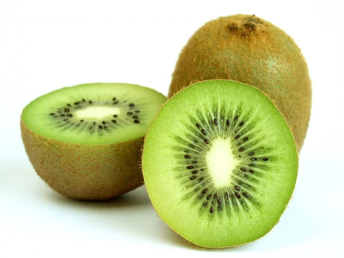 Quả kiwi cùng với sữa chua không đường để cung cấp đủ vitamin C.