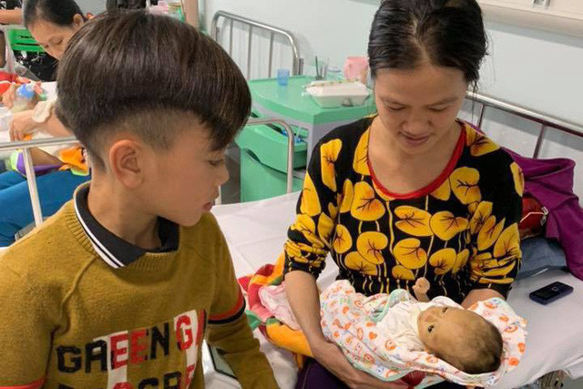 Cậu bé đã gặp được bố mẹ và em trai nhờ lòng tốt của nhiều người Cậu bé đã gặp được bố mẹ và em trai nhờ lòng tốt của nhiều người