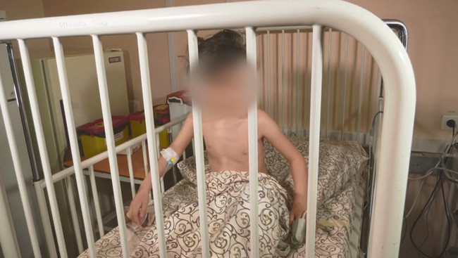 Con gái 5 tuổi kêu đau bụng, bố không đưa đi khám bác sĩ mà ép con uống liền 5 lít nước để rồi phải hối hận đến mức muốn chết - Ảnh 3. Con gái 5 tuổi kêu đau bụng, bố không đưa đi khám bác sĩ mà ép con uống liền 5 lít nước để rồi phải hối hận đến mức muốn chết - Ảnh 3.