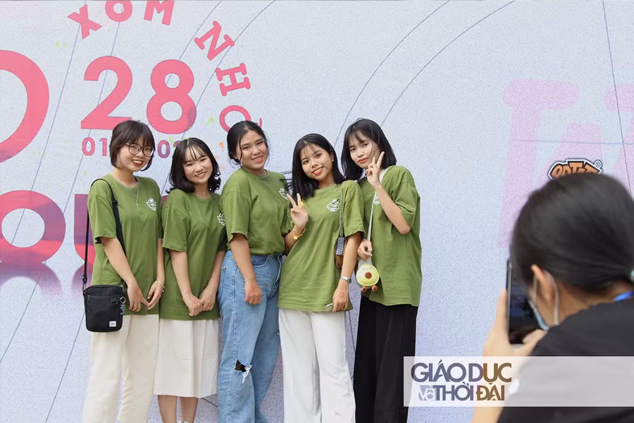 Học sinh vui tươi check-in trước khi tham gia ngày hội.