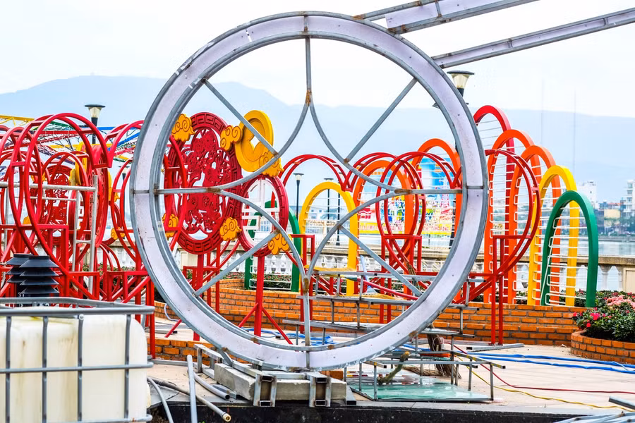 Hình ảnh đồng tiền xu, được trang trí tại đường hoa.