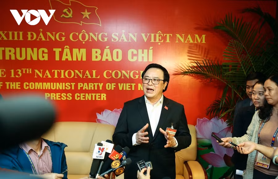 Ông Hoàng Bình Quân trả lời phóng viên trong và ngoài nước bên lề Đại hội lần thứ XIII của Đảng.