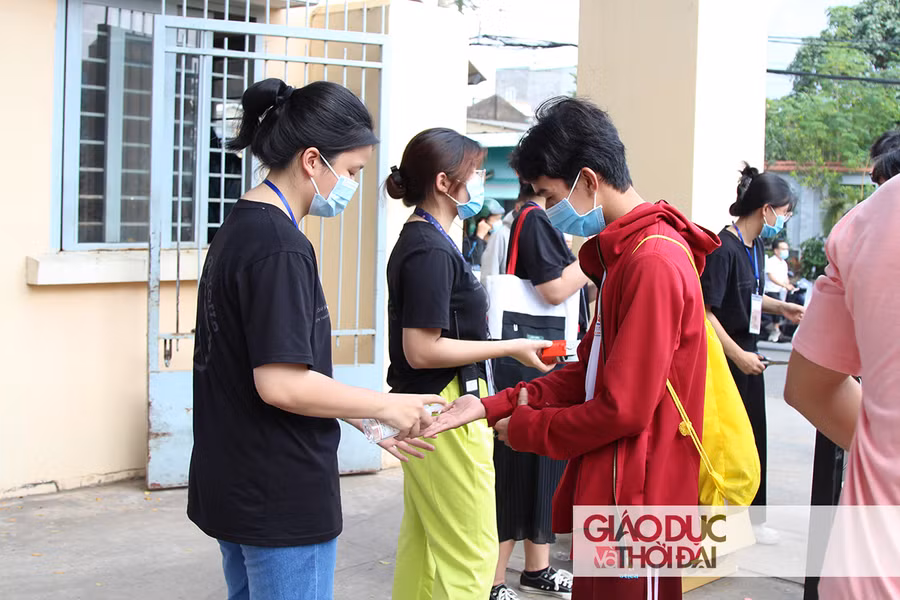 Sau đó các em sẽ được rửa tay sát khuẩn khi vào trường.