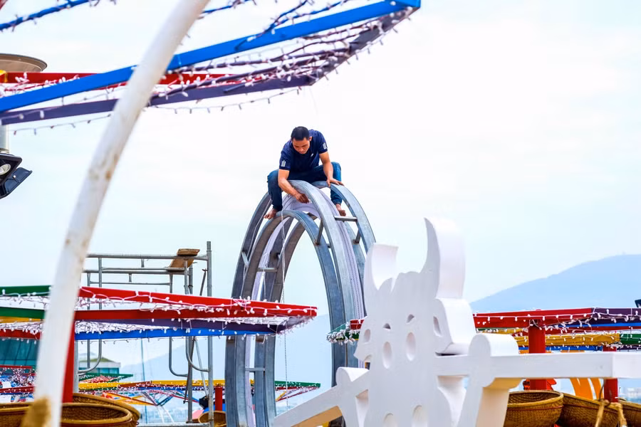 Công nhân đang gấp rút hoàn thiện công việc.