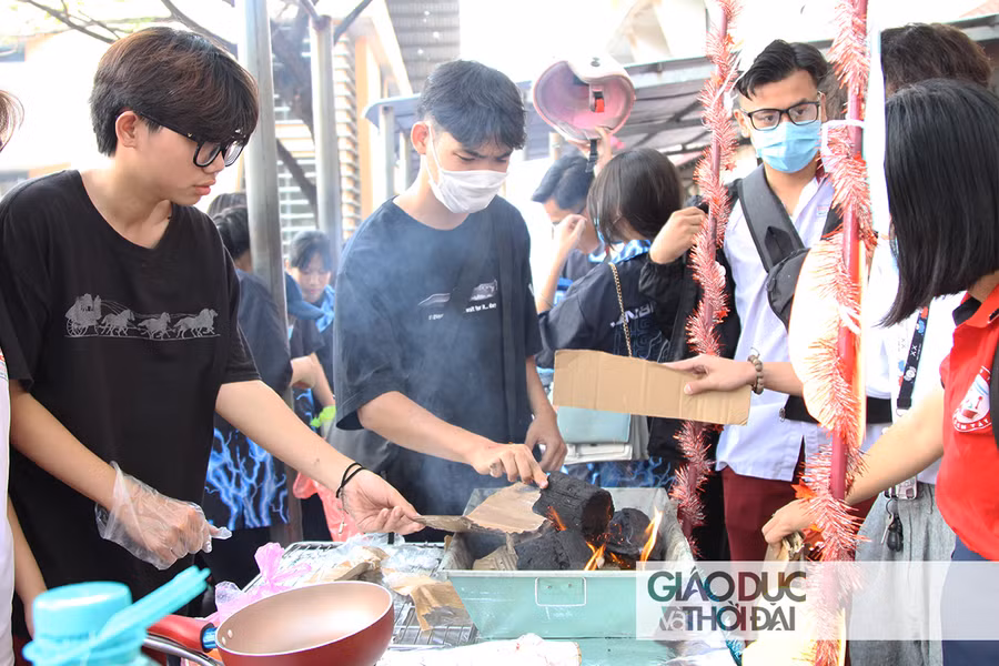 Không chỉ các bạn nữ, các bạn nam sinh cũng trổ tài vào bếp, mang đến nhiều món ăn cho giờ ẩm thực.