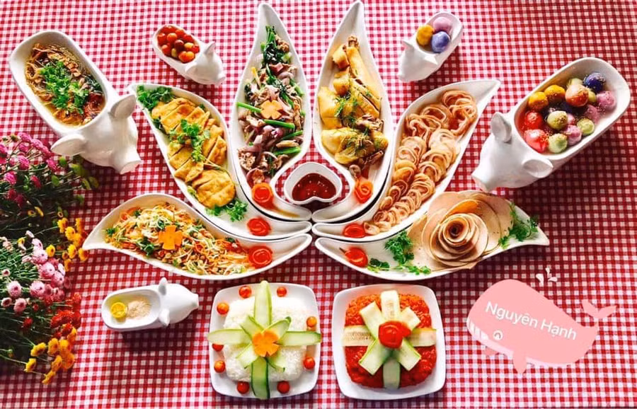 Hẳn là Facebooker Nguyên Hanh đã bỏ ra không ít thời gian và công sức cho mâm cúng này, không chỉ món xôi chè ngũ sắc mà lát giò nạc được tạo hình hoa rất đẹp mắt và phù hợp, 2 đĩa xôi bánh bày biện một cách khéo léo khiến cho các món ăn trở nên hấp dẫn hơn hẳn!