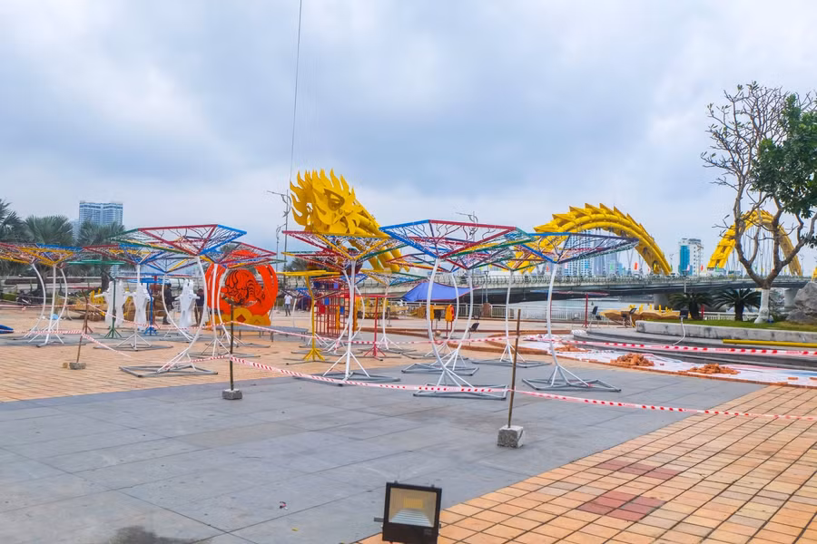 Khu vực trang trí hoa tết tại bờ Tây cầu Rồng TP Đà Nẵng.