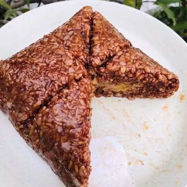 Bánh chưng gạo lứt có cách chế biến tương tự bánh chưng truyền thống.