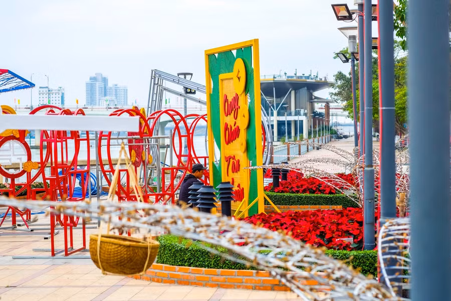 Những câu chúc được dựng lên trong đường hoa.