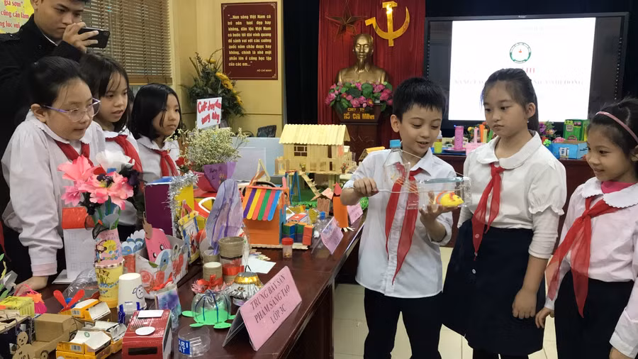 Các em học sinh tham gia Cuộc thi sáng tạo Thiếu niên Nhi đồng