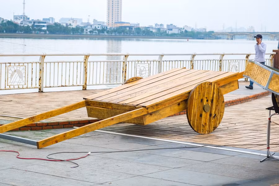 Những chiếc xe kéo được dùng để trang trí.