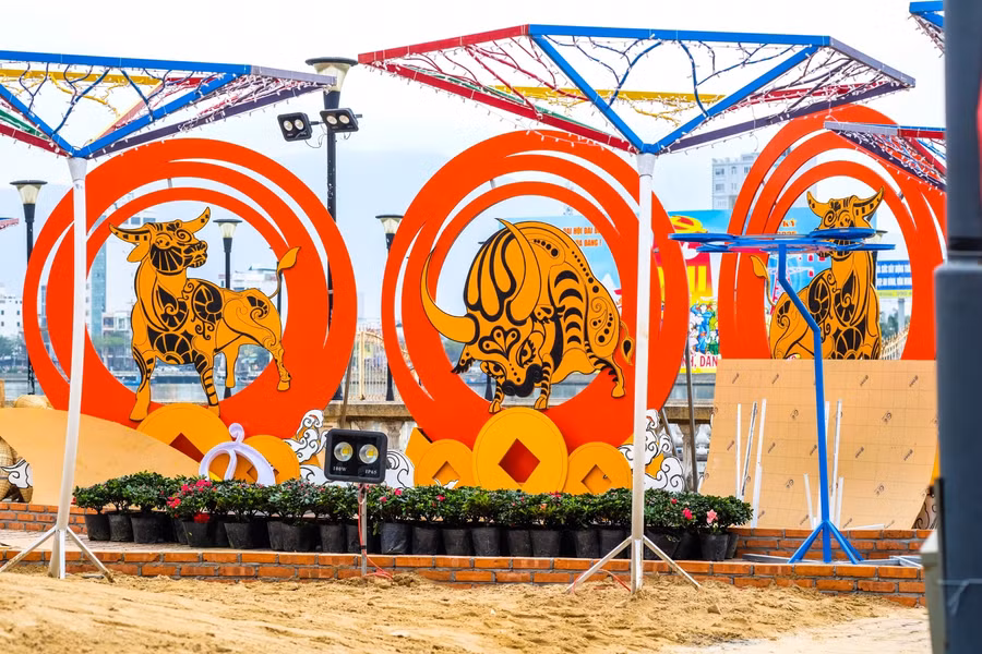 Tiểu cảnh con giáp được bố trí tại đường hoa.