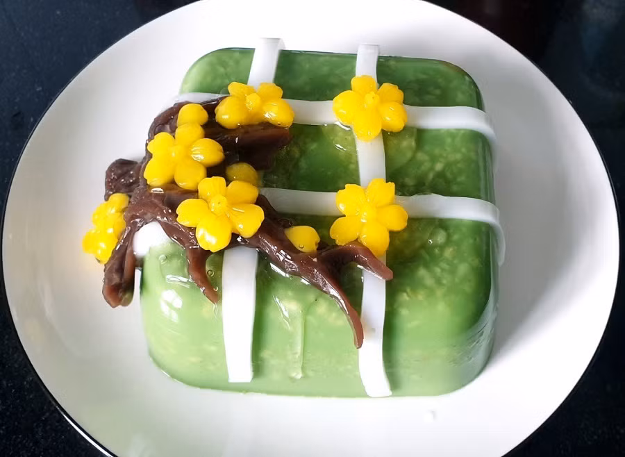 Chiếc bánh chưng làm từ thạch thơm nức mùi cốm, ăn ngon lành mà không ngán.