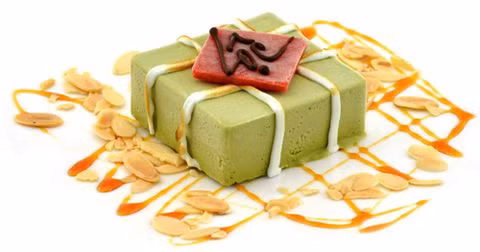 Chiếc bánh sinh nhật tạo hình bánh chưng có chữ lộc ngộ nghĩnh và thú vị chúc mừng năm mới.