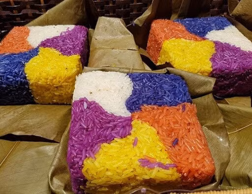 Xôi ngũ sắc tạo hình giống bánh chưng truyền thống.