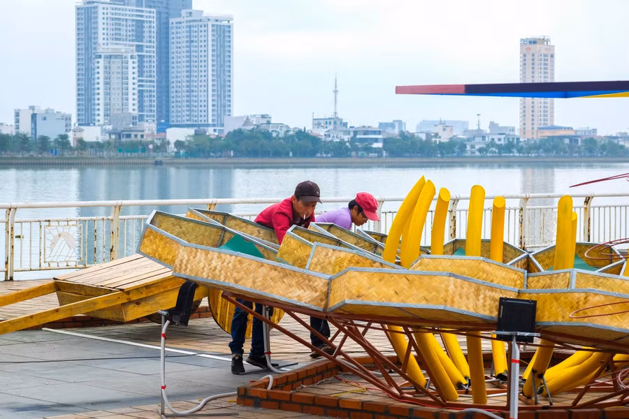 Công nhân đang trang trí tại đường hoa xuân Đà Nẵng.