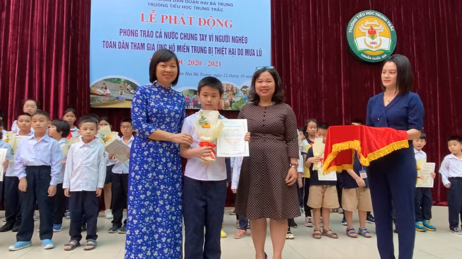 Cô và trò tham gia hoạt động từ thiện