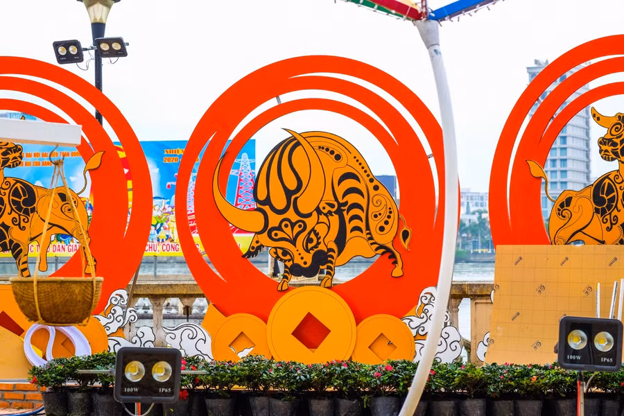 Linh vật trâu với nhiều màu sắc đã được trưng bày chào đón năm mới.