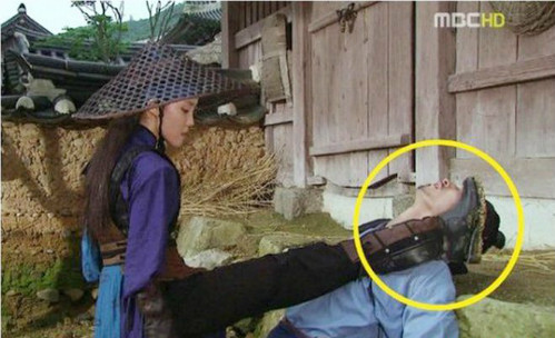 Nữ hiệp đã diện một đôi giày da cá tính đi trước thời đại hàng trăm năm.