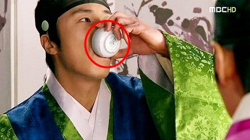 Dưới đáy ly có in xuất xứ và nhãn hiệu.