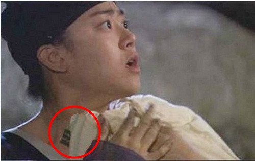 Mác của chiếc áo bị lộ ra trong cảnh phim