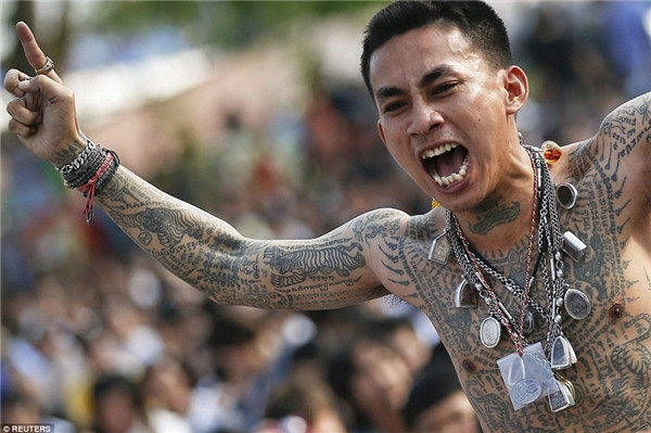 Những hình xăm này được thực hiện bởi các nhà sư và được xăm lên ngực, lưng, chân, tay của những tín đồ gần xa. Những hình xăm này được thực hiện bởi các nhà sư và được xăm lên ngực, lưng, chân, tay của những tín đồ gần xa.