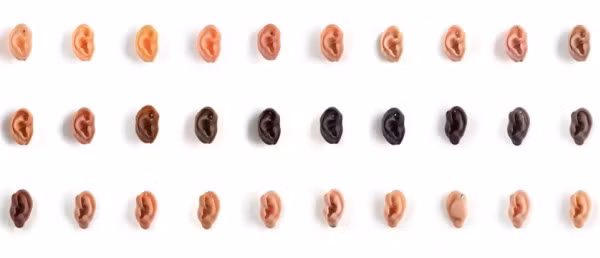 Hết nhẫn hình ngón tay, nữ nghệ nhân khiến dân mạng hết hồn với khuyên tai hình tai - Ảnh 2.