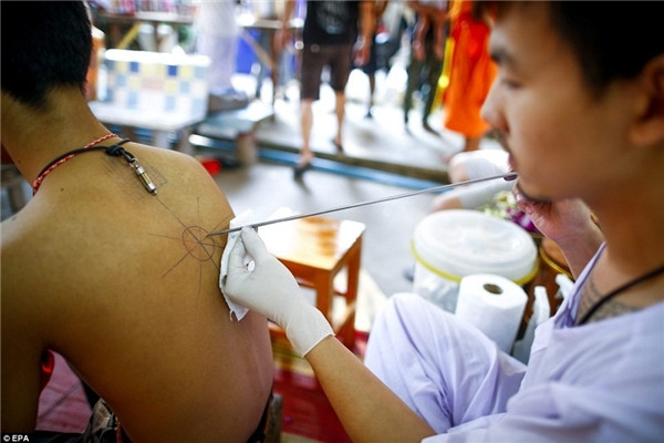 Nhiều du khách lần đầu đến đây không khỏi bất ngờ khi biết nguyên liệu để tạo nên mực xăm đến từ nọc rắn, thảo dược và tàn thuốc. Nhiều du khách lần đầu đến đây không khỏi bất ngờ khi biết nguyên liệu để tạo nên mực xăm đến từ nọc rắn, thảo dược và tàn thuốc.